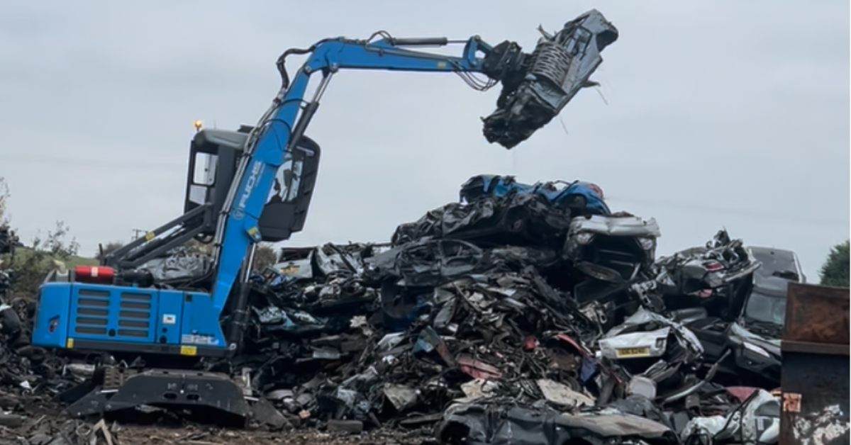 Fuchs grab moving vehicles at Scrap Local